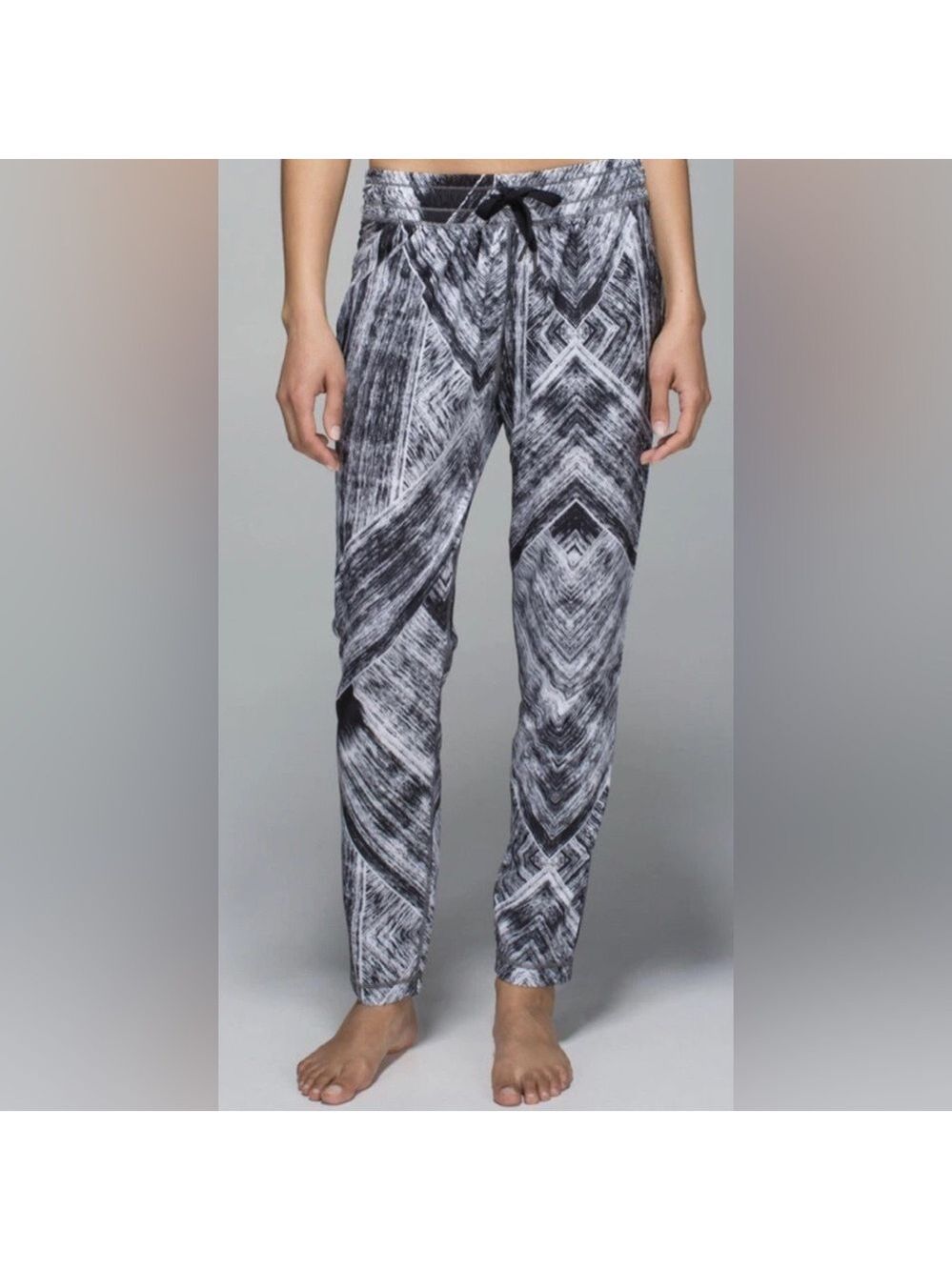 RARE Lululemon Namaskar Pant II Size 6 Black White Print Yoga Jogger Athleisure - Picture 2 of 4